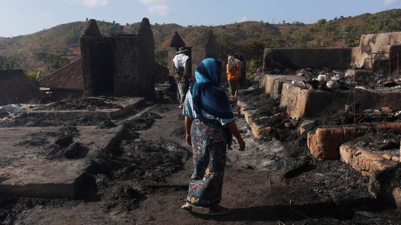 Dampak kebakaran di Sade, sebuah desa tradisional Sasak yang dilanda kebakaran pada malam hari di Lombok, Provinsi Nusa Tenggara Barat (NTB), Minggu (23/8/2026). (REUTERS/Stringer)