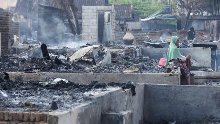 Dampak kebakaran di Sade, sebuah desa tradisional Sasak nan dilanda kebakaran pada malam hari di Lombok, Provinsi Nusa Tenggara Barat (NTB), Minggu (23/8/2026). (REUTERS/Stringer)