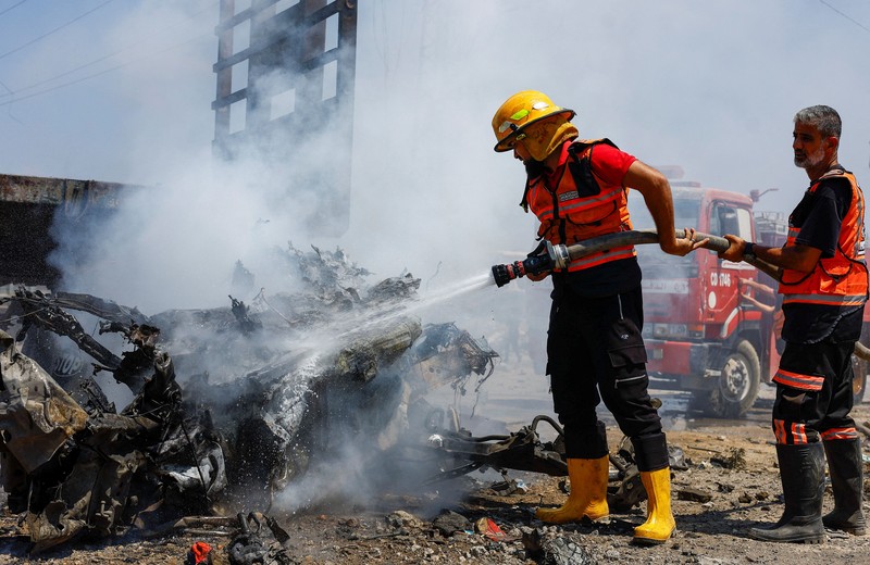 Serangan Israel di Al-Zawayda, Jalur Gaza bagian tengah, Minggu (23/8/2026). (REUTERS/Mahmoud Issa)