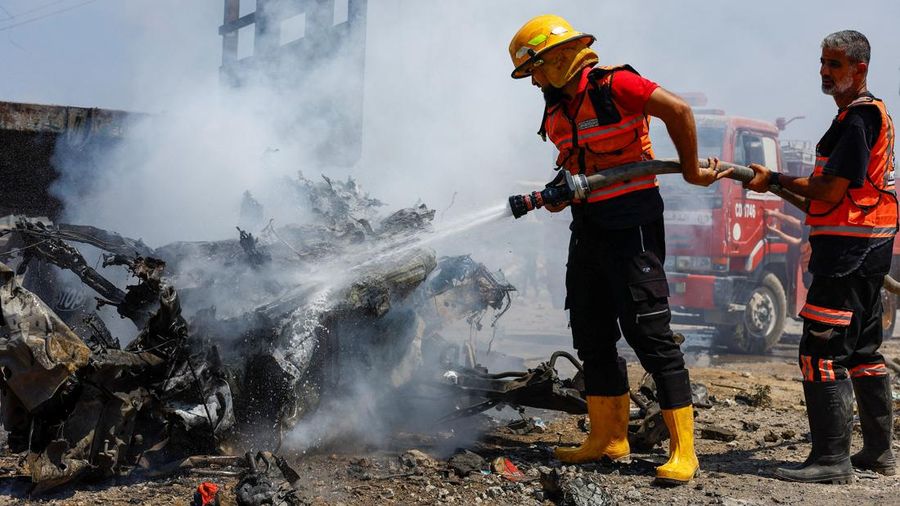 Dampak serangan Israel di Al-Zawayda, Jalur Gaza bagian tengah, Minggu (23/8/2026). (REUTERS/Mahmoud Issa)