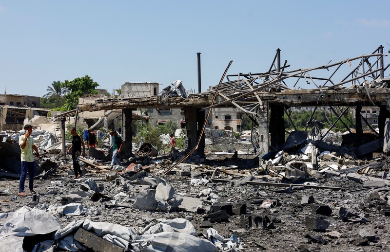 Serangan Israel di Al-Zawayda, Jalur Gaza bagian tengah, Minggu (23/8/2026). (REUTERS/Mahmoud Issa)