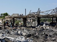 Dampak serangan Israel di Al-Zawayda, Jalur Gaza bagian tengah, Minggu (23/8/2026). (REUTERS/Mahmoud Issa)