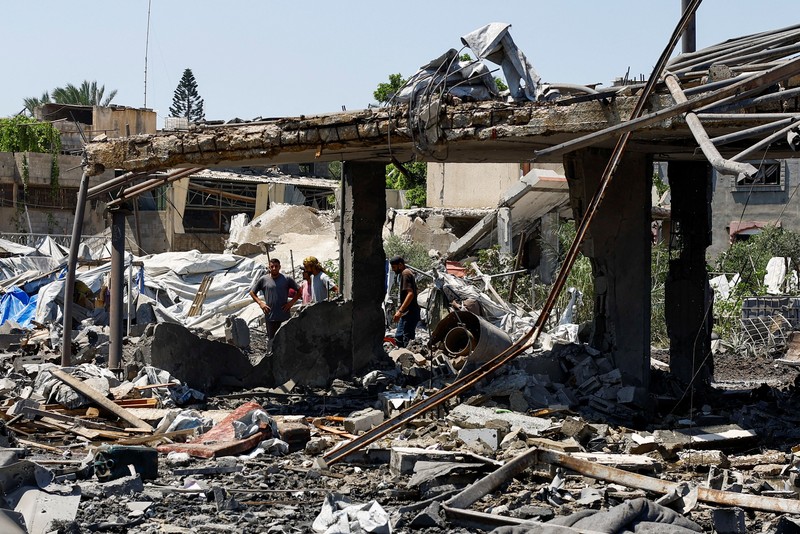 Serangan Israel di Al-Zawayda, Jalur Gaza bagian tengah, Minggu (23/8/2026). (REUTERS/Mahmoud Issa)