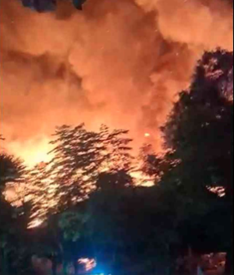 Kebakaran besar di Kampung Desa Adat Sade, Desa Rembitan, Kecamatan Pujut, Lombok Tengah, Sabtu (22/8/2026) malam. (Dok. Istimewa)