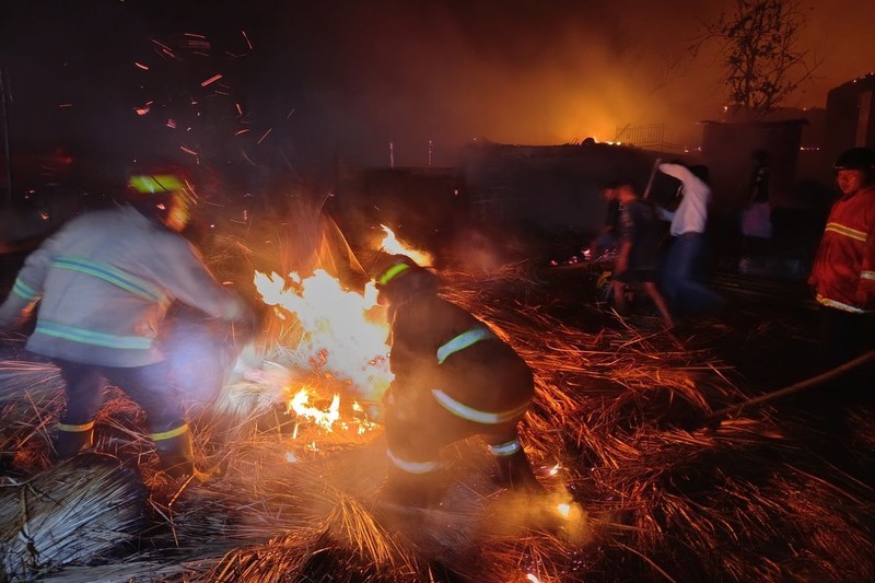 Kebakaran besar di Kampung Desa Adat Sade, Desa Rembitan, Kecamatan Pujut, Lombok Tengah, Sabtu (22/8/2026) malam. (Dok. Istimewa)