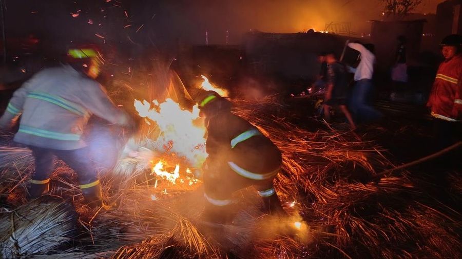 Kebakaran besar di Kampung Desa Adat Sade, Desa Rembitan, Kecamatan Pujut, Lombok Tengah, Sabtu (22/8/2026) malam. (Dok. Istimewa)