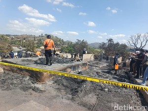Puluhan Personel Tim Inafis Olah TKP Kebakaran Kampung Adat Sade