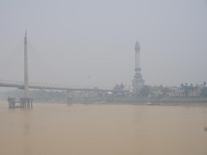Warga Kota Jambi Keluhkan Kabut Asap Pekat