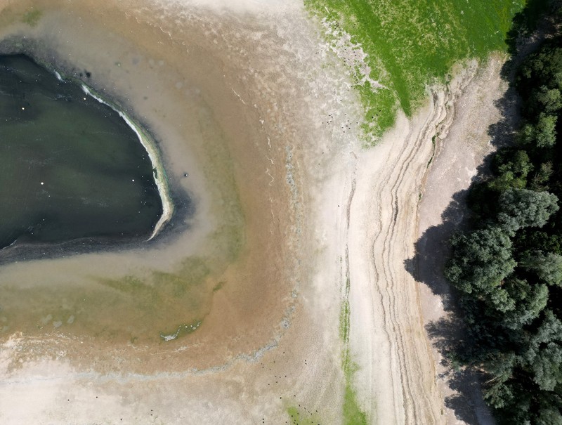 Penurunan permukaan air di Waduk Hanningfield dekat Chelmsford, Inggris, Sabtu (22/8/2026). (REUTERS/Hannah McKay)