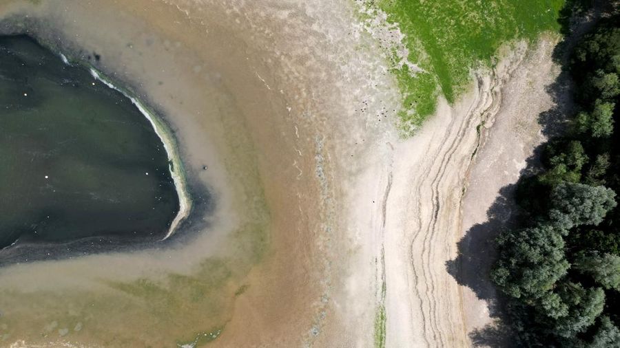 Penurunan permukaan air di Waduk Hanningfield dekat Chelmsford, Inggris, Sabtu (22/8/2026). (REUTERS/Hannah McKay)