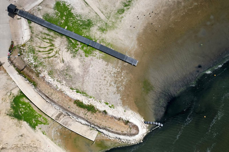 Penurunan permukaan air di Waduk Hanningfield dekat Chelmsford, Inggris, Sabtu (22/8/2026). (REUTERS/Hannah McKay)