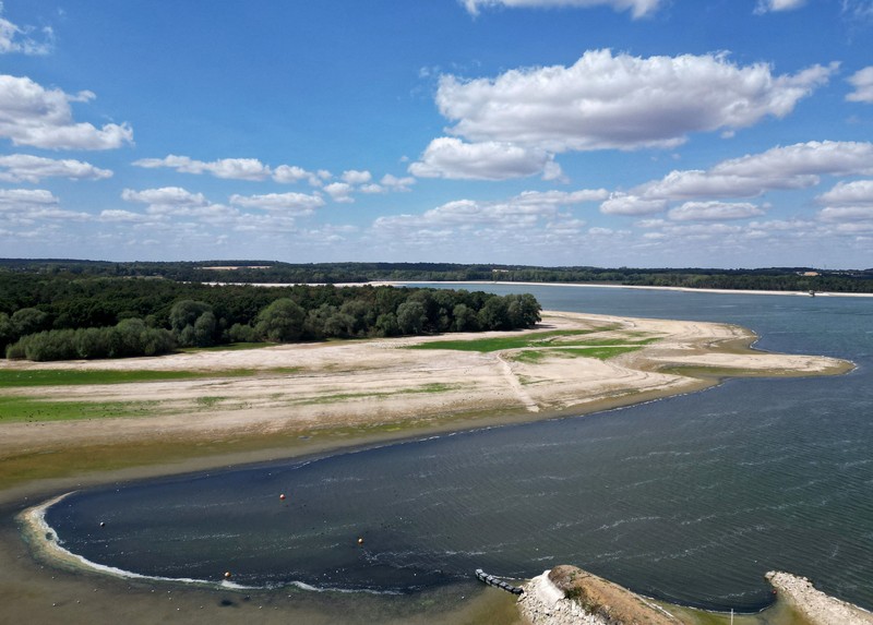 Penurunan permukaan air di Waduk Hanningfield dekat Chelmsford, Inggris, Sabtu (22/8/2026). (REUTERS/Hannah McKay)