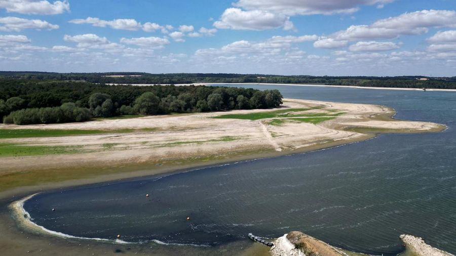 Penurunan permukaan air di Waduk Hanningfield dekat Chelmsford, Inggris, Sabtu (22/8/2026). (REUTERS/Hannah McKay)