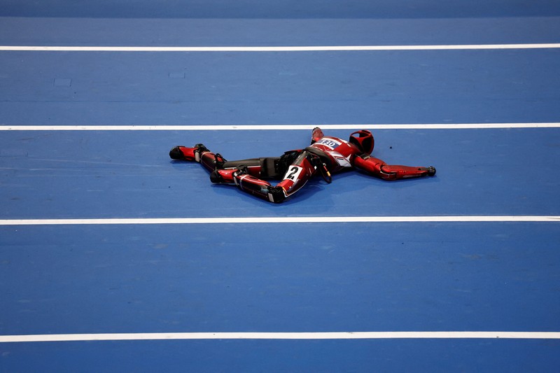 Robot humanoid Honor dan Tiangong bertanding dalam lomba penyisihan kategori kelompok besar jarak 100 meter,etelah upacara pembukaan World Humanoid Robot Games 2026, di National Speed ​​Skating Oval, Beijing, China, Sabtu (22/8/20265). (REUTERS/Tingshu Wang)