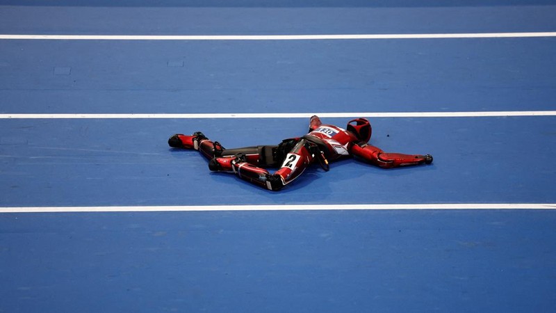 Robot humanoid Honor dan Tiangong bertanding dalam lomba penyisihan kategori kelompok besar jarak 100 meter,etelah upacara pembukaan World Humanoid Robot Games 2026, di National Speed ​​Skating Oval, Beijing, China, Sabtu (22/8/20265). (REUTERS/Tingshu Wang)
