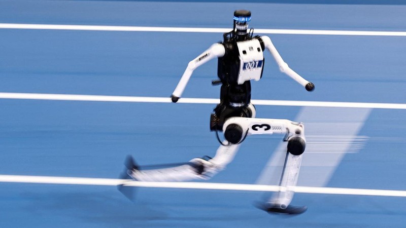 Robot humanoid Honor dan Tiangong bertanding dalam lomba penyisihan kategori kelompok besar jarak 100 meter,etelah upacara pembukaan World Humanoid Robot Games 2026, di National Speed ​​Skating Oval, Beijing, China, Sabtu (22/8/20265). (REUTERS/Tingshu Wang)
