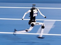 Robot humanoid Honor dan Tiangong bertanding dalam lomba penyisihan kategori kelompok besar jarak 100 meter,etelah upacara pembukaan World Humanoid Robot Games 2026, di National Speed Skating Oval, Beijing, China, Sabtu (22/8/20265). (REUTERS/Tingshu