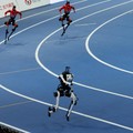 Robot humanoid Tiangong Ultra melaju di depan robot humanoid Honor pada lomba final grup besar 400 meter, selama Pertandingan Robot Humanoid Dunia kedua di National Speed Skating Oval di Beijing, China. 23 Agustus 2026. REUTERS/Florence Lo