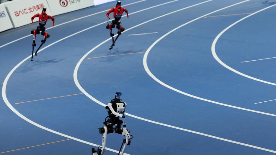 Robot humanoid Tiangong Ultra melaju di depan robot humanoid Honor pada lomba final grup besar 400 meter, selama Pertandingan Robot Humanoid Dunia kedua di National Speed Skating Oval di Beijing, China. 23 Agustus 2026. REUTERS/Florence Lo