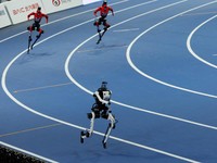 Robot humanoid Tiangong Ultra melaju di depan robot humanoid Honor pada lomba final grup besar 400 meter, selama Pertandingan Robot Humanoid Dunia kedua di National Speed Skating Oval di Beijing, China. 23 Agustus 2026. REUTERS/Florence Lo