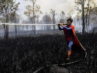 'Superman' Turun Gunung Padamkan Api Kebakaran Hutan di Kalimantan