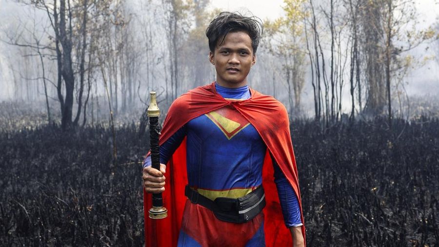 Rudiyansah, 16 tahun, mengenakan kostum Superman saat memadamkan api di area nan terdampak kebakaran rimba dan lahan di Palangka Raya, Provinsi Kalimantan Tengah, Jumat (14/8/2026). (REUTERS/Ajeng Dinar Ulfiana)