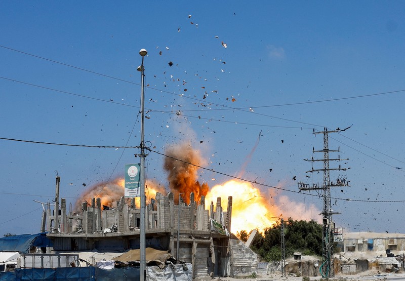 Serangan Israel di Al-Zawayda, Jalur Gaza bagian tengah, Minggu (23/8/2026). (REUTERS/Mahmoud Issa)