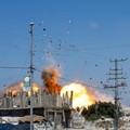 Serangan Israel di Al-Zawayda, Jalur Gaza bagian tengah, Minggu (23/8/2026). (REUTERS/Mahmoud Issa)