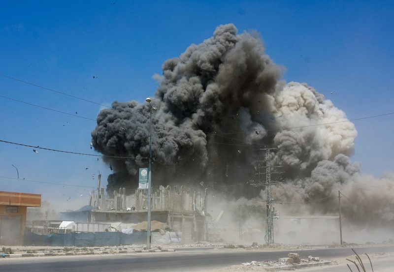 Serangan Israel di Al-Zawayda, Jalur Gaza bagian tengah, Minggu (23/8/2026). (REUTERS/Mahmoud Issa)