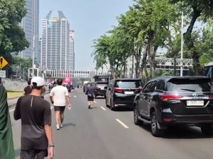 Video: Viral Iring-iringan Mobil Pelat Nomor ZZ Terobos Area CFD Jakarta