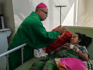 Kala Uskup Labuan Bajo Misa Minggu Bersama Korban Gempa di RSUD Komodo