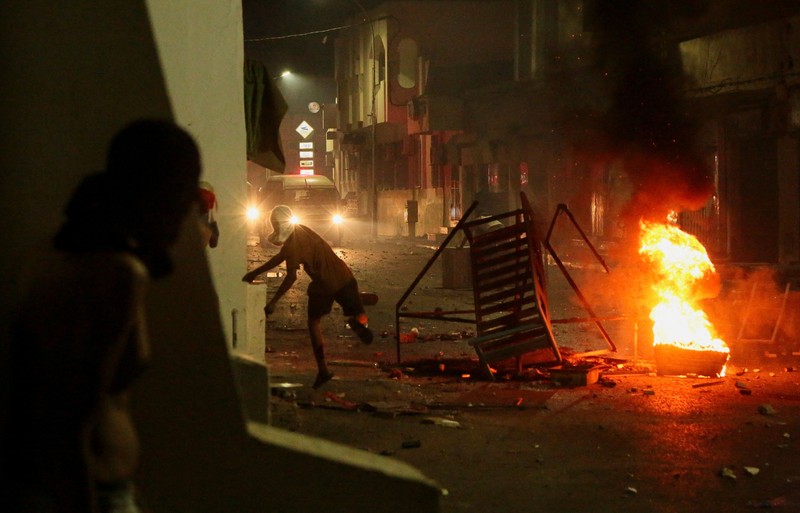 Para pengunjuk rasa bentrok dengan aparat keamanan dalam sebuah aksi protes menyusul tenggelamnya kapal migran yang menuju Italia, di Ben Guerdane, Tunisia, pada 24 Agustus 2026. (REUTERS/Ahmed Jarray)