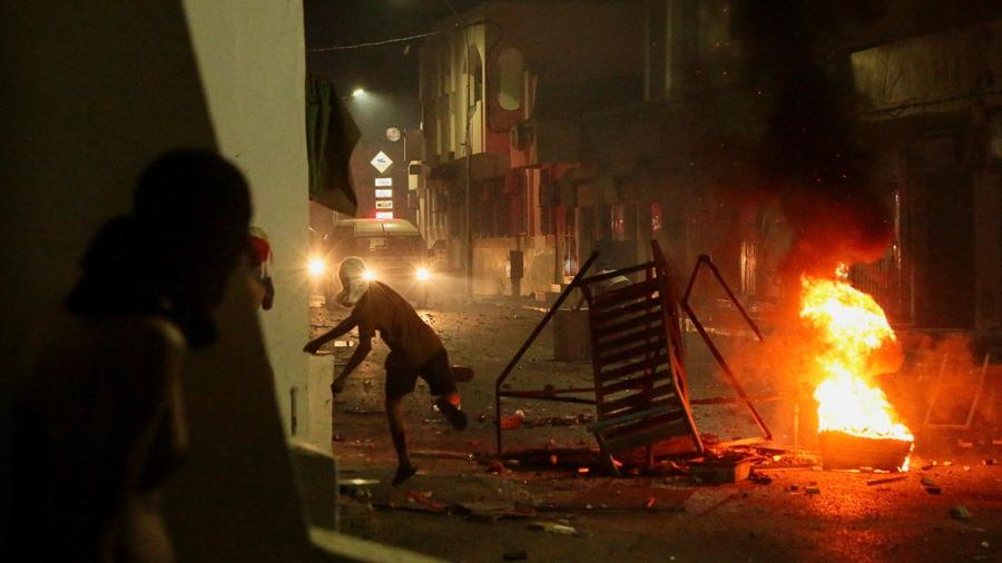 Api berkobar di jalan saat para pengunjuk rasa bentrok dengan aparat keamanan dalam sebuah aksi protes, menyusul tenggelamnya kapal migran yang menuju Italia, di Ben Guerdane, Tunisia, 24 Agustus 2026.