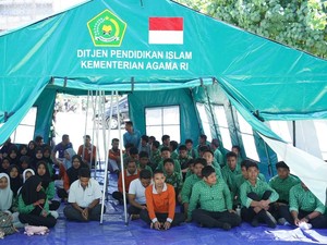 Kemenag Bantu Madrasah di NTT, Salurkan School Kit dan Ruang Belajar Sementara