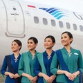 Bertepatan dengan penerbangan perdana Garuda Indonesia rute BandungDenpasar. Garuda Indonesia turut memperkenalkantampilan baru seragam tematik awak kabin yang untuk pertama kalinya hadir dalam penerbangan, Senin (24/8/2026). (Dok. Garuda Indonesia)