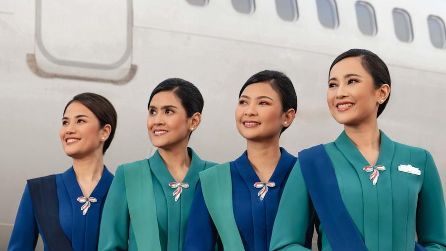 Bertepatan dengan penerbangan perdana Garuda Indonesia rute BandungDenpasar. Garuda Indonesia turut memperkenalkantampilan baru seragam tematik awak kabin yang untuk pertama kalinya hadir dalam penerbangan, Senin (24/8/2026). (Dok. Garuda Indonesia)