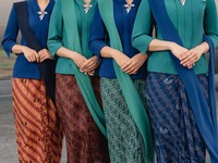 Bertepatan dengan penerbangan perdana Garuda Indonesia rute BandungDenpasar. Garuda Indonesia turut memperkenalkantampilan baru seragam tematik awak kabin yang untuk pertama kalinya hadir dalam penerbangan, Senin (24/8/2026). (Dok. Garuda Indonesia)