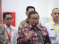 Gubernur DKI Jakarta, Pramono Anung saat meninjau Stasiun LRT Jakarta Manggarai di Jakarta, Senin (24/8/2026). (CNBC Indonesia/Faisal Rahman)
