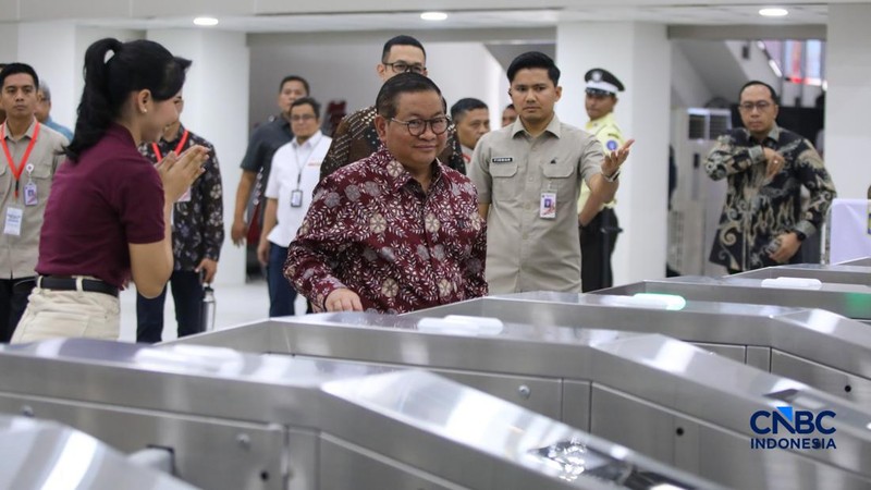 Gubernur DKI Jakarta, Pramono Anung saat meninjau Stasiun LRT Jakarta Manggarai di Jakarta, Senin (24/8/2026). (CNBC Indonesia/Faisal Rahman)
