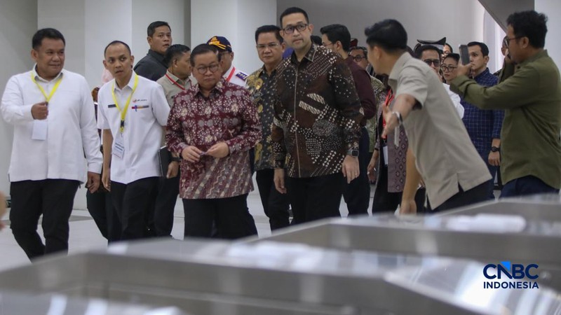 Gubernur DKI Jakarta Pramono Anung saat meninjau Stasiun LRT Jakarta Manggarai, di Jakarta Senin (24/8/2026). (CNBC Indonesia/Faisal Rahman)