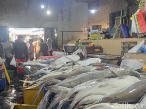 Cuaca Ekstrem Bikin Harga Ikan di Pasar Pabean Surabaya Melonjak
