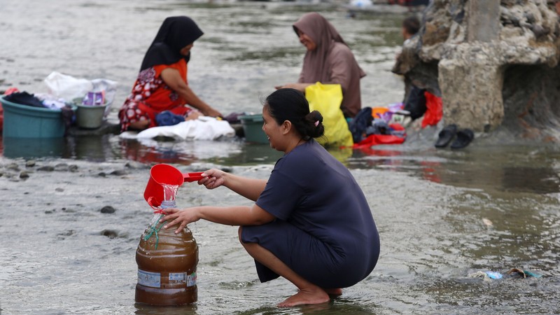 Kemarau panjang membuat warga Cibarusah kesulitan mendapatkan air. Debit Sungai Cipamingkis terus menipis, sementara warga harus berjuang memenuhi kebutuhan sehari-hari. (Dok. Detikcom/Ari Saputra)