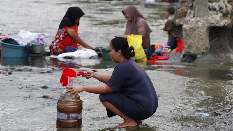 Kemarau panjang membuat warga Cibarusah kesulitan mendapatkan air. Debit Sungai Cipamingkis terus menipis, sementara warga harus berjuang memenuhi kebutuhan sehari-hari.