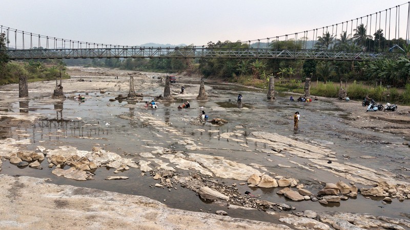 Kemarau panjang membuat warga Cibarusah kesulitan mendapatkan air. Debit Sungai Cipamingkis terus menipis, sementara warga harus berjuang memenuhi kebutuhan sehari-hari. (Dok. Detikcom/Ari Saputra)