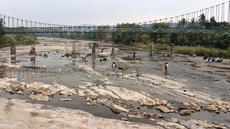 Kemarau panjang membuat warga Cibarusah kesulitan mendapatkan air. Debit Sungai Cipamingkis terus menipis, sementara warga harus berjuang memenuhi kebutuhan sehari-hari. (Dok. Detikcom/Ari Saputra)