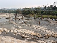 Kemarau panjang membuat warga Cibarusah kesulitan mendapatkan air. Debit Sungai Cipamingkis terus menipis, sementara warga harus berjuang memenuhi kebutuhan sehari-hari. (Dok. Detikcom/Ari Saputra)