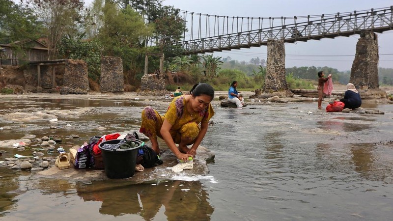 Kemarau panjang membuat warga Cibarusah kesulitan mendapatkan air. Debit Sungai Cipamingkis terus menipis, sementara warga harus berjuang memenuhi kebutuhan sehari-hari.
