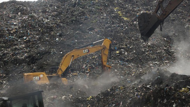 Potret Gunung Sampah Longsor Tewaskan 30 Orang, Alat Berat Dikerahkan