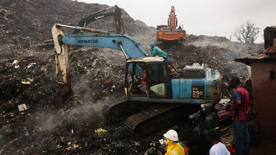 Longsor terjadi di Tempat Pembuangan Akhir (TPA) di Conakry, Guinea, menewaskan 30 orang, Minggu (23/8/2026). (REUTERS/Souleymane Camara)