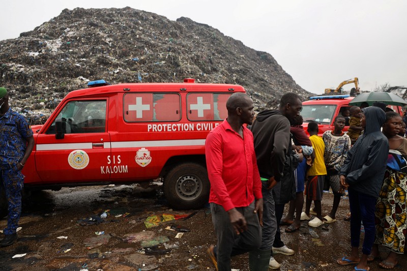 Longsor terjadi di Tempat Pembuangan Akhir (TPA) di Conakry, Guinea, menewaskan 30 orang, Minggu (23/8/2026). (REUTERS/Souleymane Camara)
